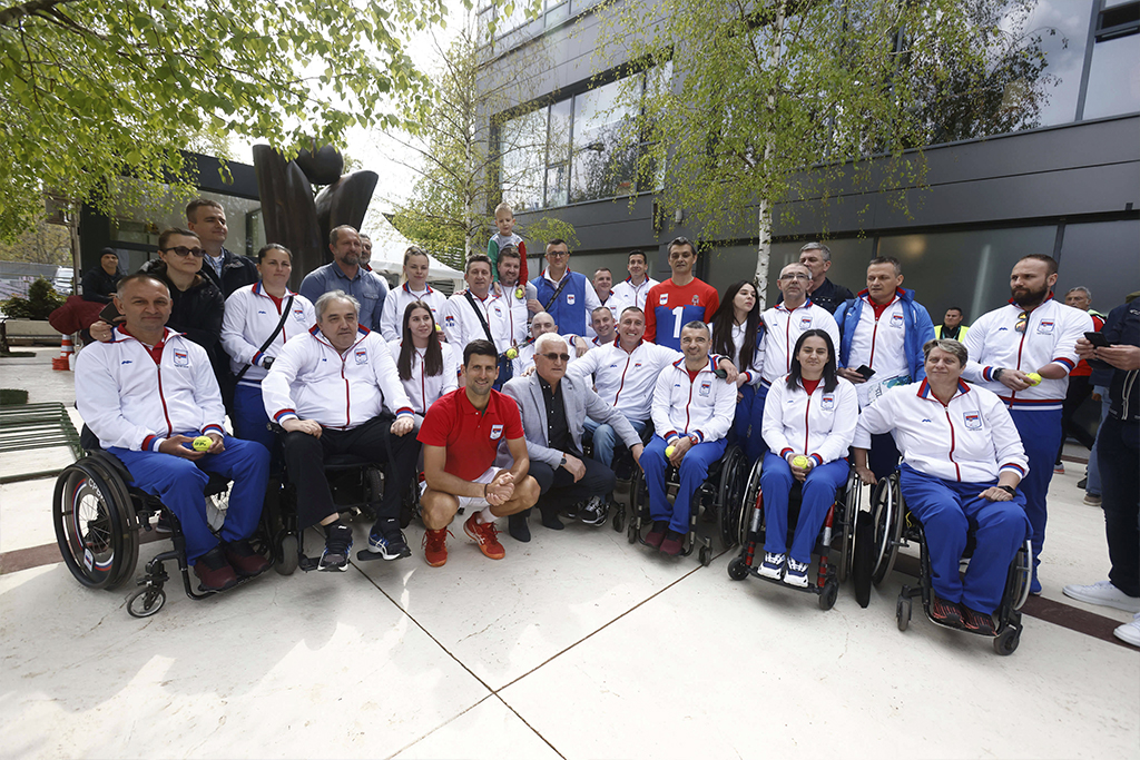 Paraolimpijci u poseti Đokoviću